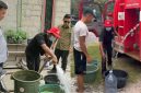 DISTRIBUSIKAN : Bupati Lamandau Rizky Aditya Putra turun langsung memantau proses distribusi air bersih kepada warga, belum lama ini.