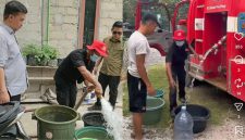 DISTRIBUSIKAN : Bupati Lamandau Rizky Aditya Putra turun langsung memantau proses distribusi air bersih kepada warga, belum lama ini.