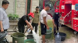 DISTRIBUSIKAN : Bupati Lamandau Rizky Aditya Putra turun langsung memantau proses distribusi air bersih kepada warga, belum lama ini.