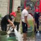DISTRIBUSIKAN : Bupati Lamandau Rizky Aditya Putra turun langsung memantau proses distribusi air bersih kepada warga, belum lama ini.