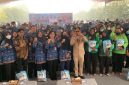 FOTO BERSAMA: Gubernur Kalteng Agustiar saat foto bersama para ASN dilingkungan Pemprov Kalteng usai menyerahkan bantuan secara simbolis, Kamis (17/9/2026).
