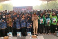 FOTO BERSAMA: Gubernur Kalteng Agustiar saat foto bersama para ASN dilingkungan Pemprov Kalteng usai menyerahkan bantuan secara simbolis, Kamis (17/9/2026).