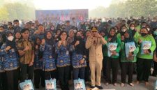 FOTO BERSAMA: Gubernur Kalteng Agustiar saat foto bersama para ASN dilingkungan Pemprov Kalteng usai menyerahkan bantuan secara simbolis, Kamis (17/9/2026).