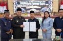 DISEPAKATI : Bupati Lamandau, Rizky Aditya Putra, saat menyerahkan nota kesepakatan kepada ketua DPRD Lamandau Herianto, didampingi Wakil Bupati Lamandau, Abdul Hamid, dan Wakil Ketua I dan II DPRD Lamandau, di Ruang Rapat Paripurna DPRD Lamandau, Rabu (16/9/2026). 