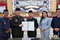 DISEPAKATI : Bupati Lamandau, Rizky Aditya Putra, saat menyerahkan nota kesepakatan kepada ketua DPRD Lamandau Herianto, didampingi Wakil Bupati Lamandau, Abdul Hamid, dan Wakil Ketua I dan II DPRD Lamandau, di Ruang Rapat Paripurna DPRD Lamandau, Rabu (16/9/2026). 