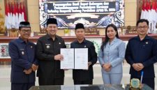 DISEPAKATI : Bupati Lamandau, Rizky Aditya Putra, saat menyerahkan nota kesepakatan kepada ketua DPRD Lamandau Herianto, didampingi Wakil Bupati Lamandau, Abdul Hamid, dan Wakil Ketua I dan II DPRD Lamandau, di Ruang Rapat Paripurna DPRD Lamandau, Rabu (16/9/2026).