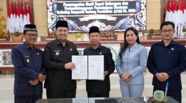 DISEPAKATI : Bupati Lamandau, Rizky Aditya Putra, saat menyerahkan nota kesepakatan kepada ketua DPRD Lamandau Herianto, didampingi Wakil Bupati Lamandau, Abdul Hamid, dan Wakil Ketua I dan II DPRD Lamandau, di Ruang Rapat Paripurna DPRD Lamandau, Rabu (16/9/2026). 