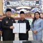 DISEPAKATI : Bupati Lamandau, Rizky Aditya Putra, saat menyerahkan nota kesepakatan kepada ketua DPRD Lamandau Herianto, didampingi Wakil Bupati Lamandau, Abdul Hamid, dan Wakil Ketua I dan II DPRD Lamandau, di Ruang Rapat Paripurna DPRD Lamandau, Rabu (16/9/2026). 