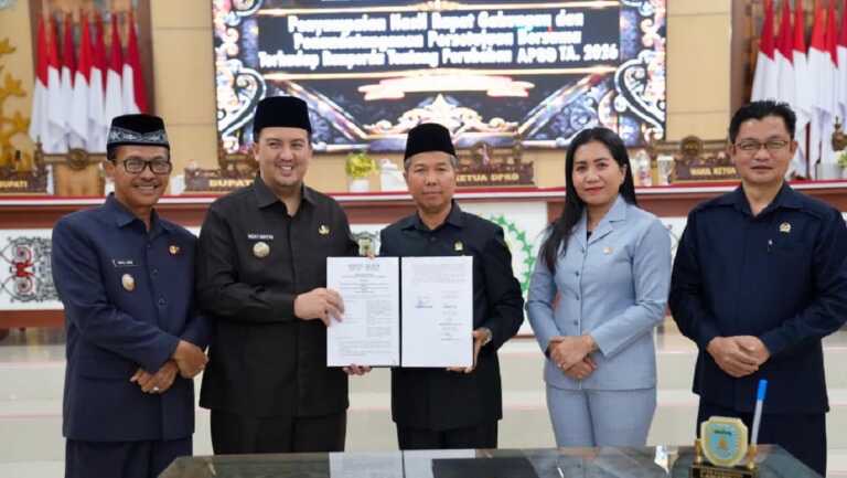 DISEPAKATI : Bupati Lamandau, Rizky Aditya Putra, saat menyerahkan nota kesepakatan kepada ketua DPRD Lamandau Herianto, didampingi Wakil Bupati Lamandau, Abdul Hamid, dan Wakil Ketua I dan II DPRD Lamandau, di Ruang Rapat Paripurna DPRD Lamandau, Rabu (16/9/2026). 